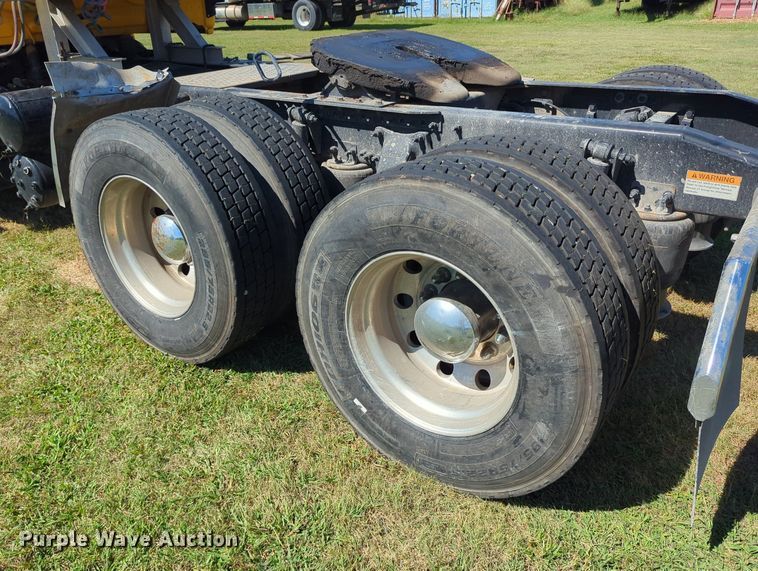 image for item LY9428 2015 Freightliner Cascadia semi truck