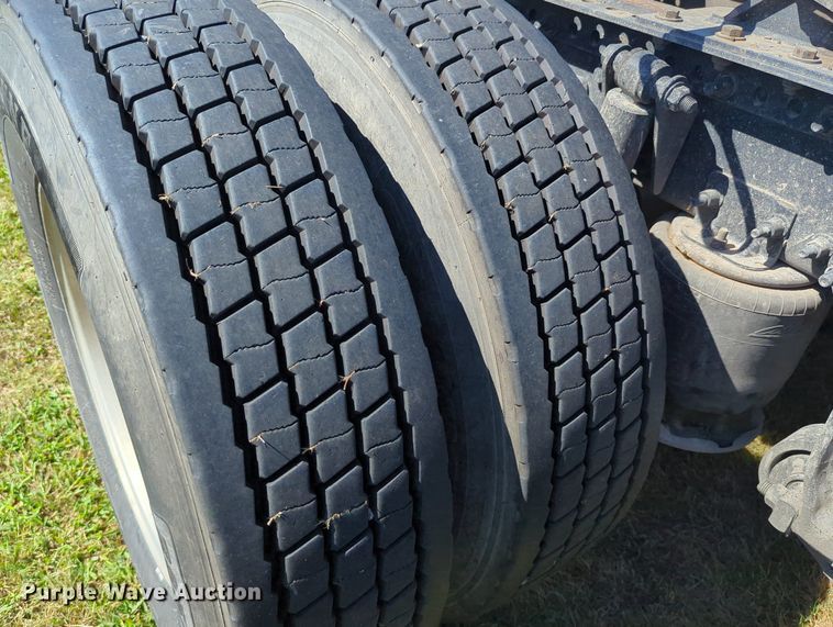 image for item LY9428 2015 Freightliner Cascadia semi truck