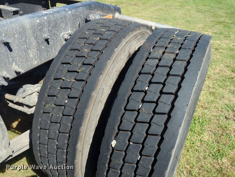 image for item LY9428 2015 Freightliner Cascadia semi truck