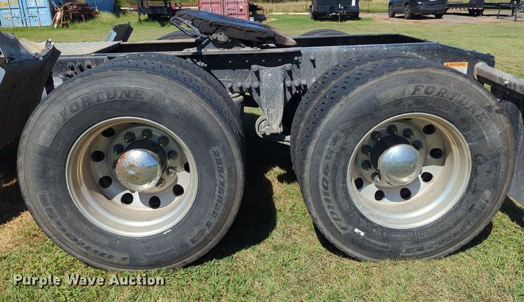 image for item LY9428 2015 Freightliner Cascadia semi truck