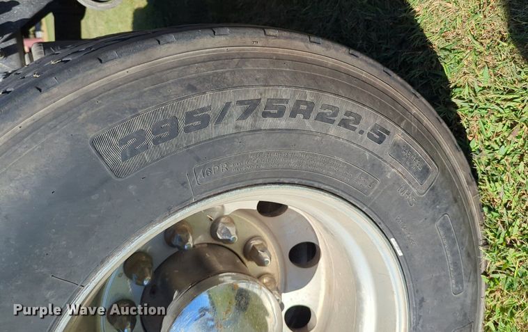 image for item LY9428 2015 Freightliner Cascadia semi truck