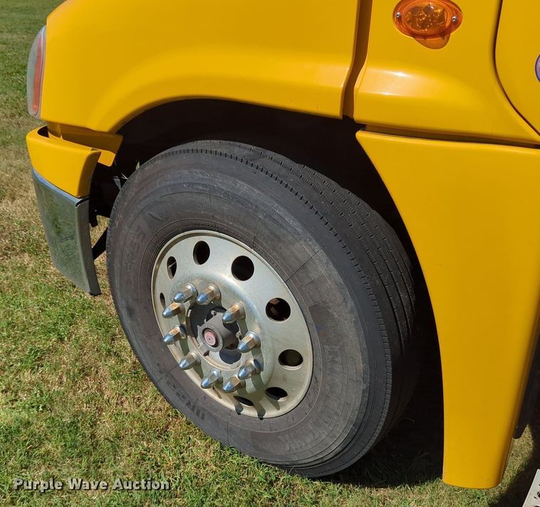 image for item LY9428 2015 Freightliner Cascadia semi truck