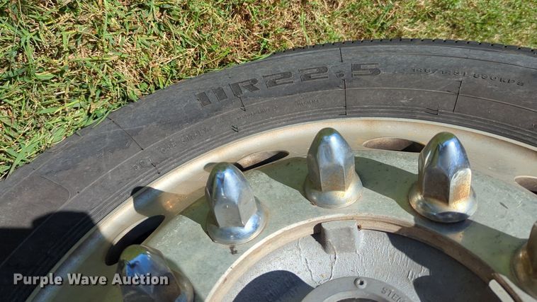 image for item LY9428 2015 Freightliner Cascadia semi truck