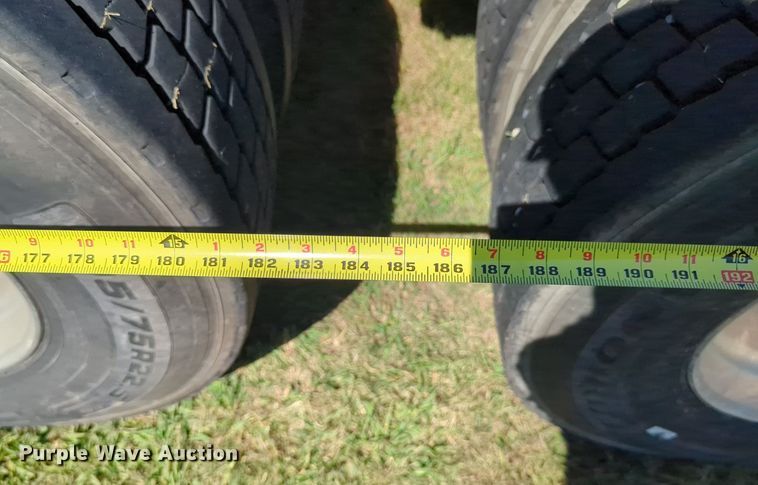 image for item LY9428 2015 Freightliner Cascadia semi truck