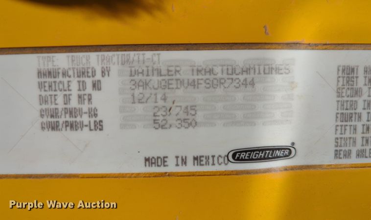 image for item LY9428 2015 Freightliner Cascadia semi truck