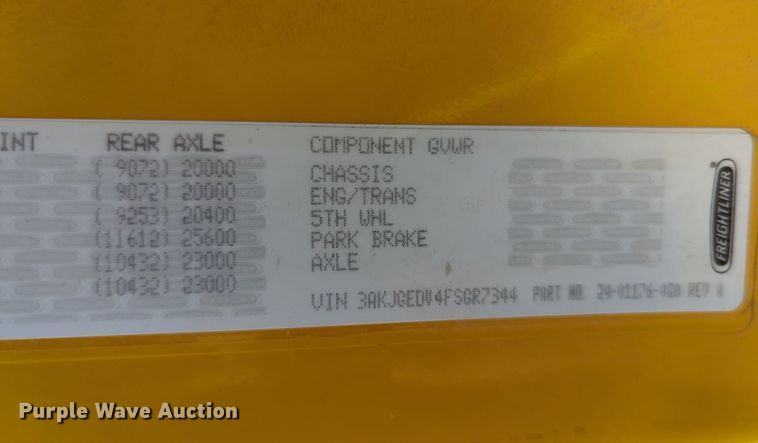 image for item LY9428 2015 Freightliner Cascadia semi truck