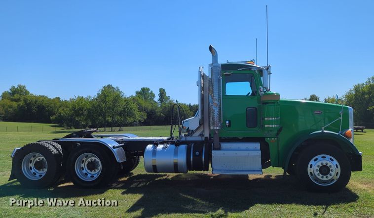 image for item LY9429 2013 Peterbilt 367 semi truck