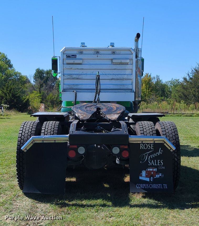 image for item LY9429 2013 Peterbilt 367 semi truck