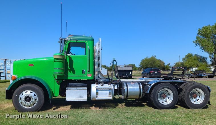 image for item LY9429 2013 Peterbilt 367 semi truck