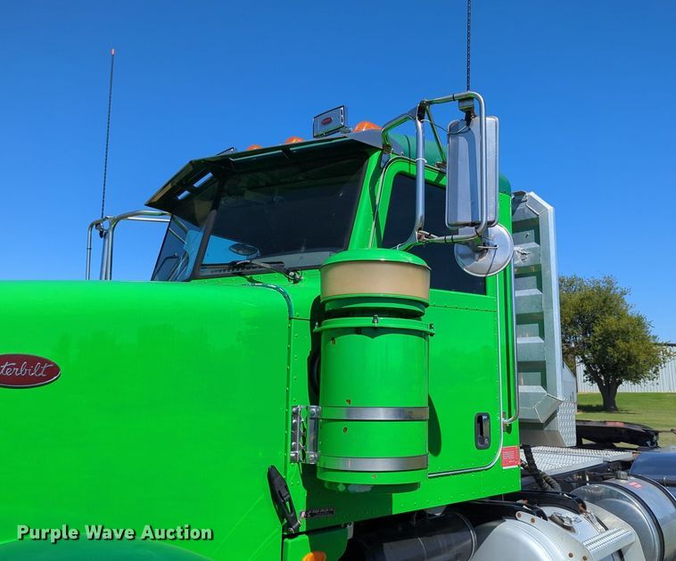 image for item LY9429 2013 Peterbilt 367 semi truck