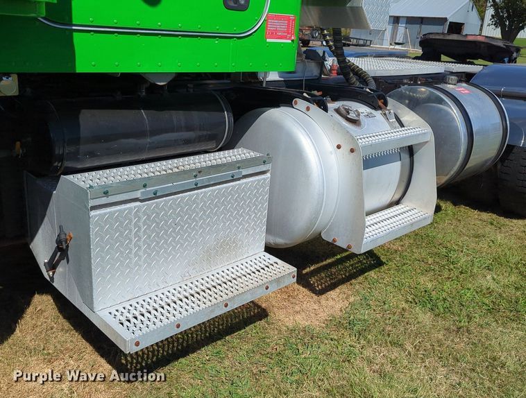 image for item LY9429 2013 Peterbilt 367 semi truck