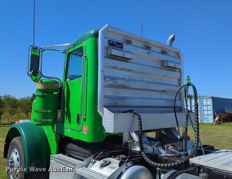 image for item LY9429 2013 Peterbilt 367 semi truck