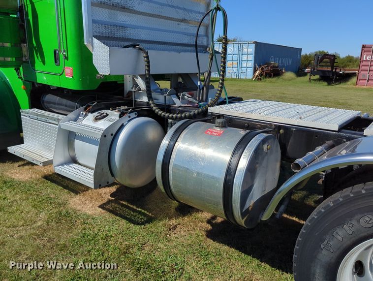 image for item LY9429 2013 Peterbilt 367 semi truck