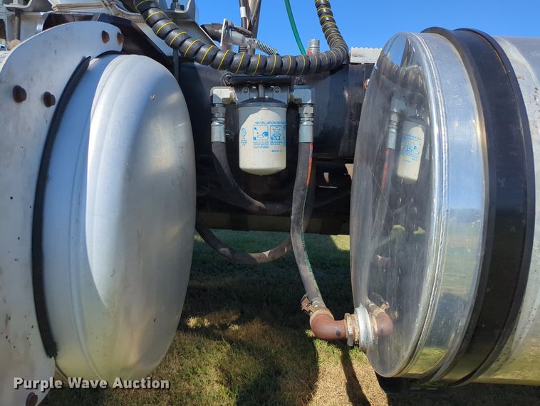 image for item LY9429 2013 Peterbilt 367 semi truck