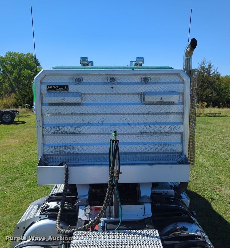 image for item LY9429 2013 Peterbilt 367 semi truck