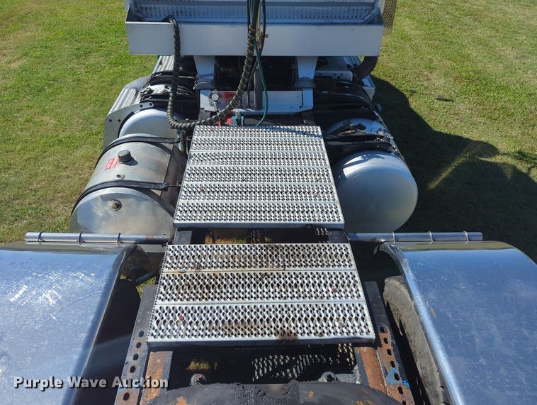 image for item LY9429 2013 Peterbilt 367 semi truck