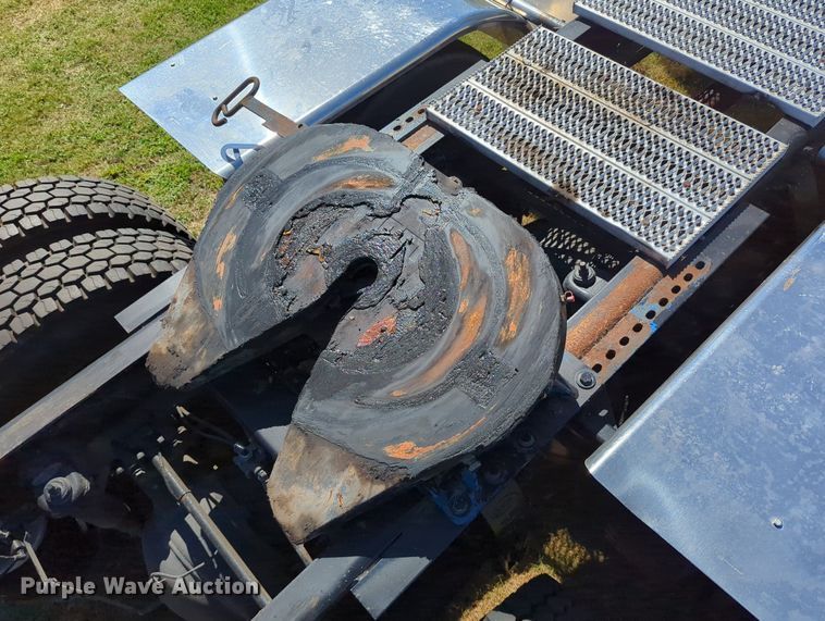 image for item LY9429 2013 Peterbilt 367 semi truck