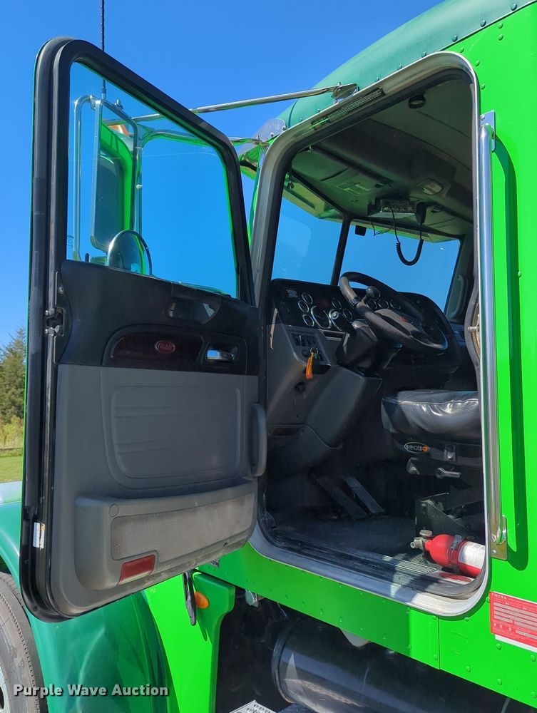 image for item LY9429 2013 Peterbilt 367 semi truck