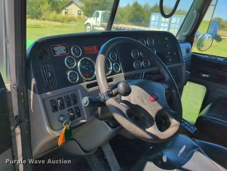 image for item LY9429 2013 Peterbilt 367 semi truck