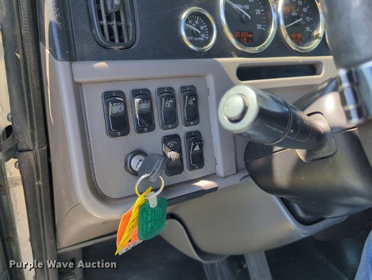 image for item LY9429 2013 Peterbilt 367 semi truck