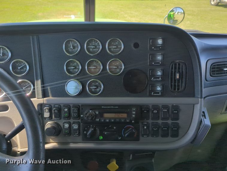 image for item LY9429 2013 Peterbilt 367 semi truck