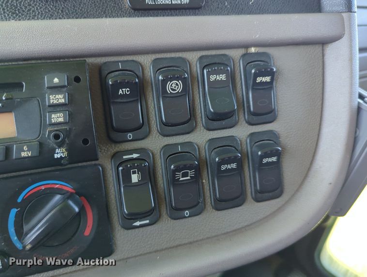 image for item LY9429 2013 Peterbilt 367 semi truck