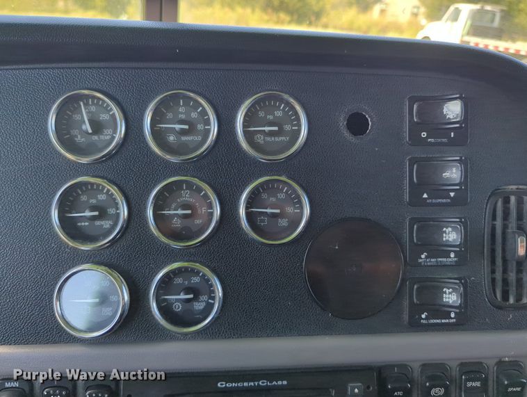 image for item LY9429 2013 Peterbilt 367 semi truck