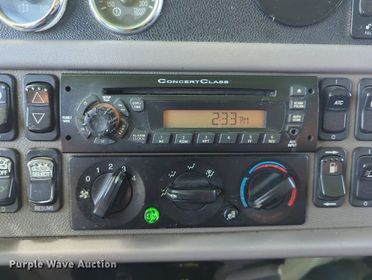 image for item LY9429 2013 Peterbilt 367 semi truck