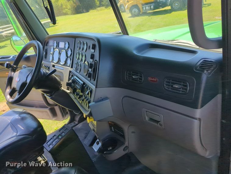 image for item LY9429 2013 Peterbilt 367 semi truck