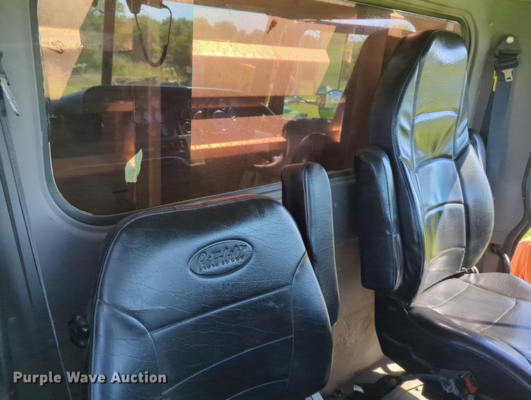 image for item LY9429 2013 Peterbilt 367 semi truck