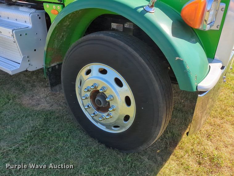 image for item LY9429 2013 Peterbilt 367 semi truck