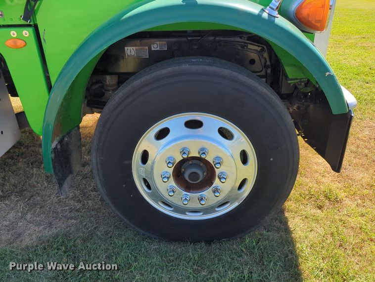 image for item LY9429 2013 Peterbilt 367 semi truck