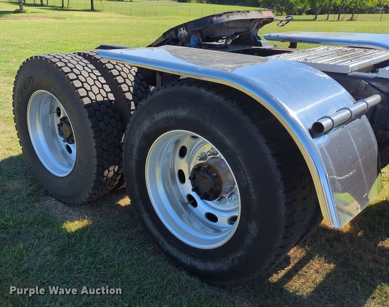 image for item LY9429 2013 Peterbilt 367 semi truck