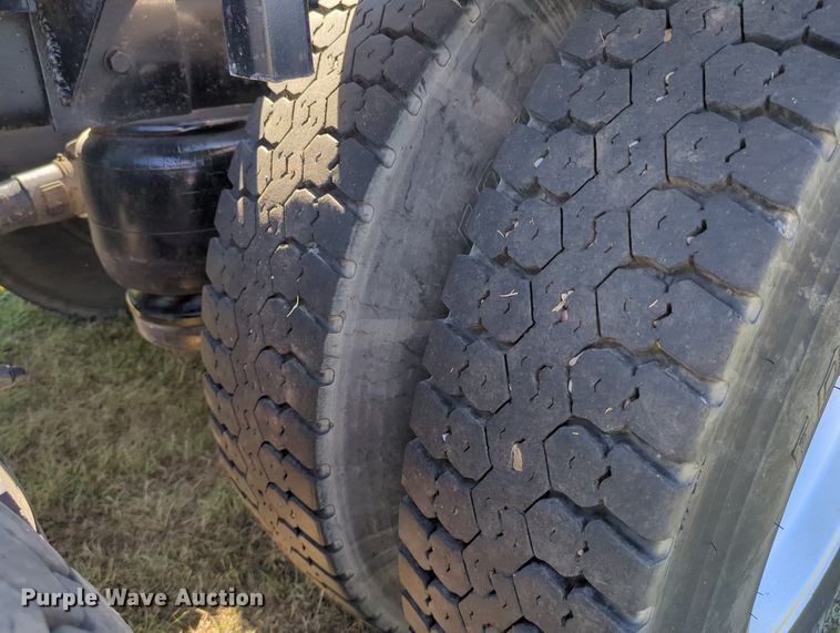 image for item LY9429 2013 Peterbilt 367 semi truck