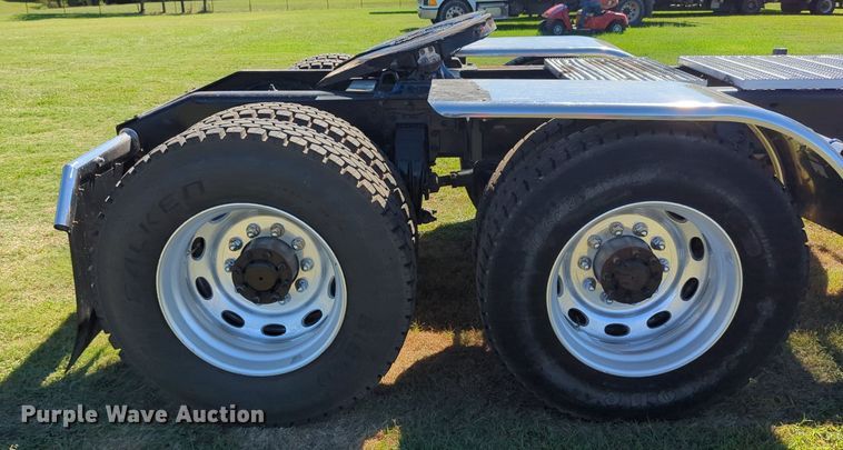 image for item LY9429 2013 Peterbilt 367 semi truck