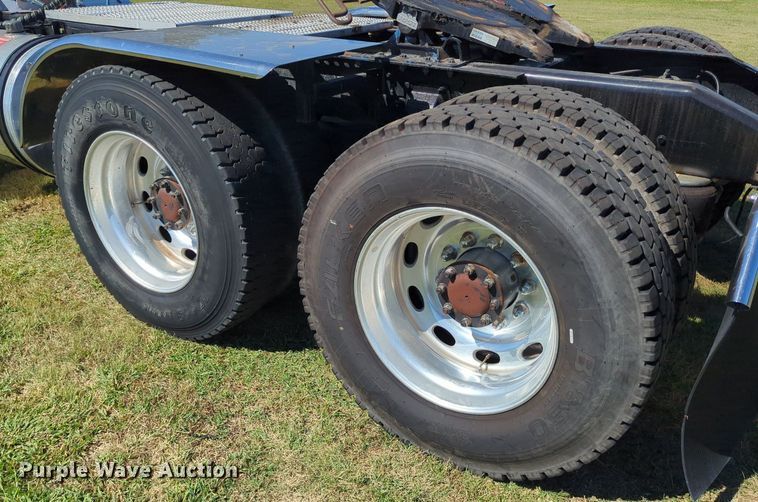 image for item LY9429 2013 Peterbilt 367 semi truck