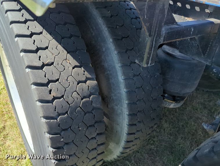 image for item LY9429 2013 Peterbilt 367 semi truck