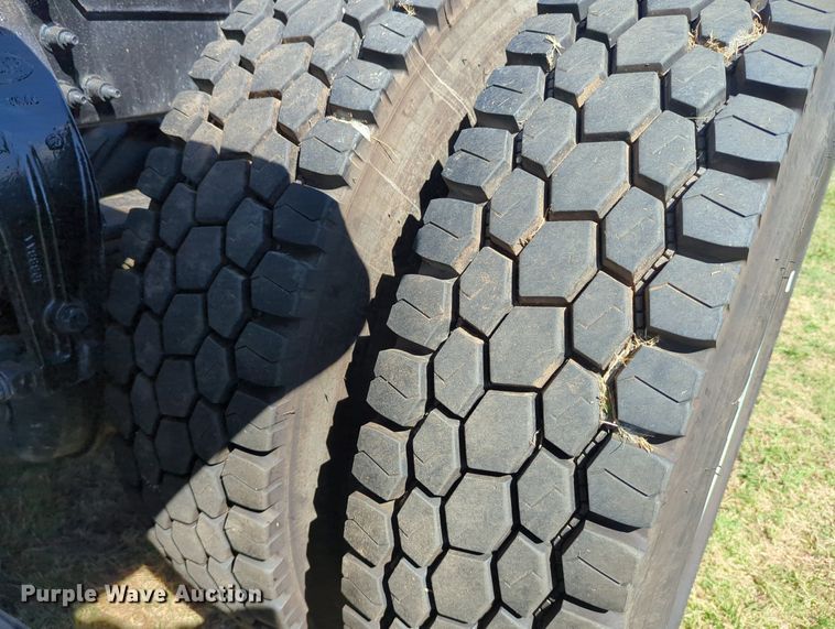 image for item LY9429 2013 Peterbilt 367 semi truck