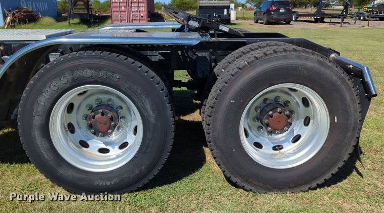 image for item LY9429 2013 Peterbilt 367 semi truck