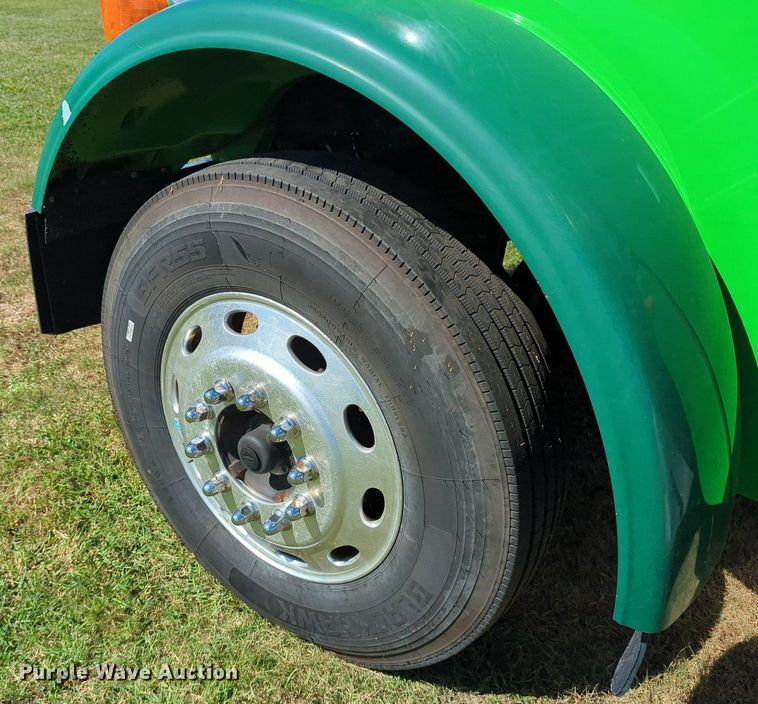 image for item LY9429 2013 Peterbilt 367 semi truck