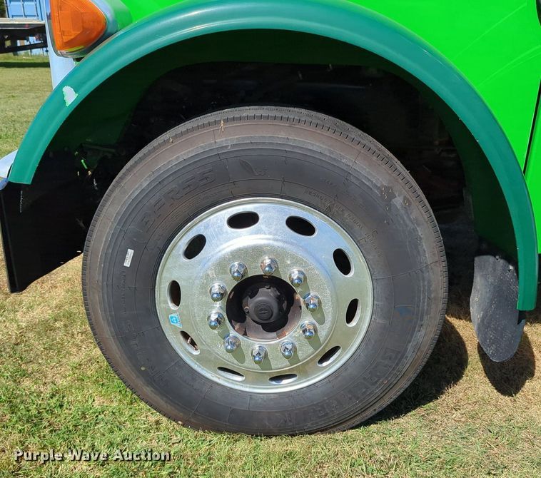 image for item LY9429 2013 Peterbilt 367 semi truck