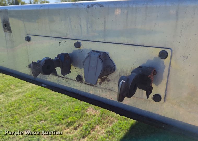 image for item LY9433 2017 Transcraft 554C flatbed trailer