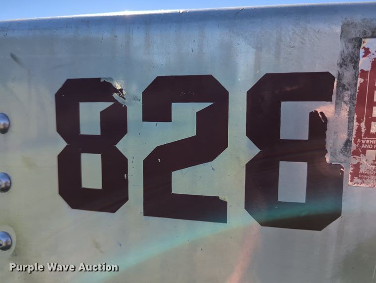 image for item LY9433 2017 Transcraft 554C flatbed trailer