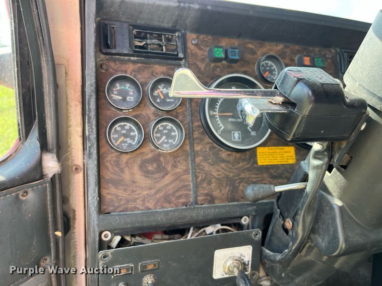 image for item MG9489 1996 Kenworth T600  semi truck