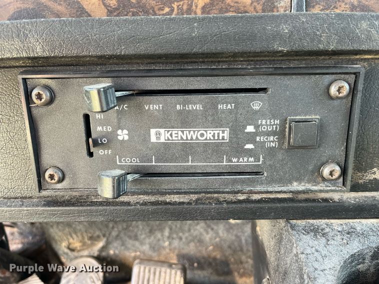 image for item MG9489 1996 Kenworth T600  semi truck