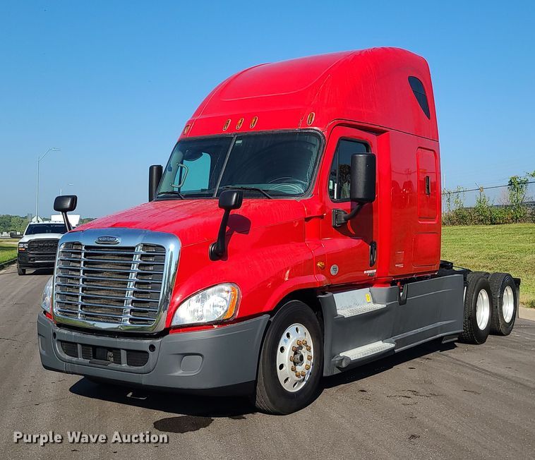 image for item MJ9324 2016 Freightliner Cascadia  semi truck