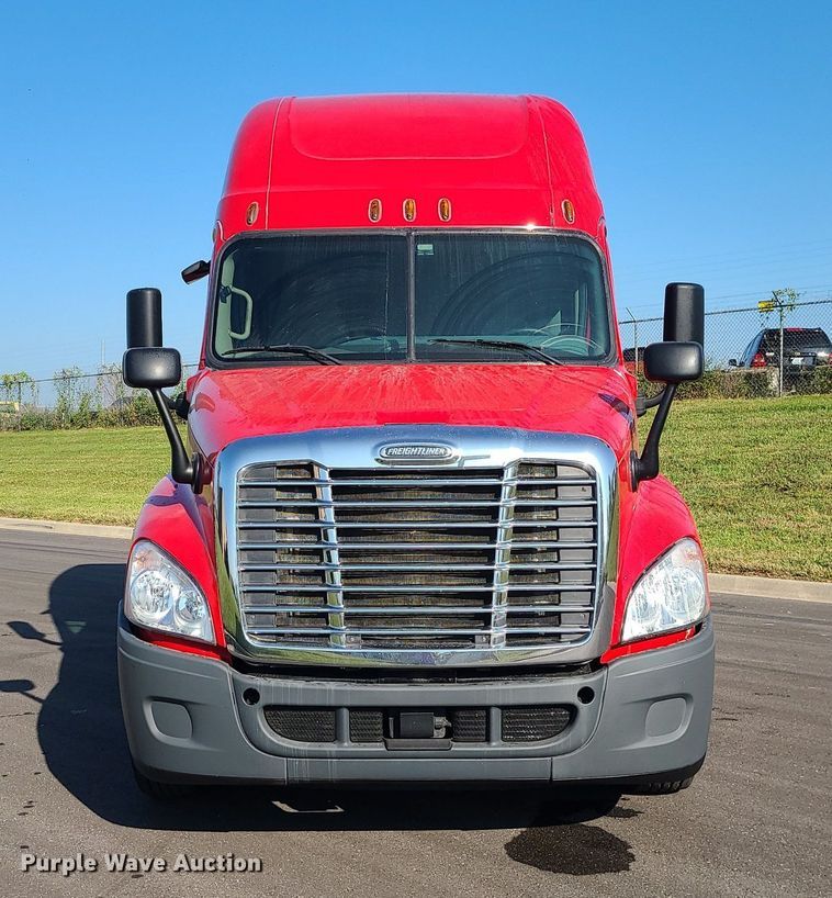 image for item MJ9324 2016 Freightliner Cascadia  semi truck