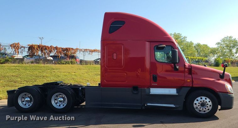 image for item MJ9324 2016 Freightliner Cascadia  semi truck