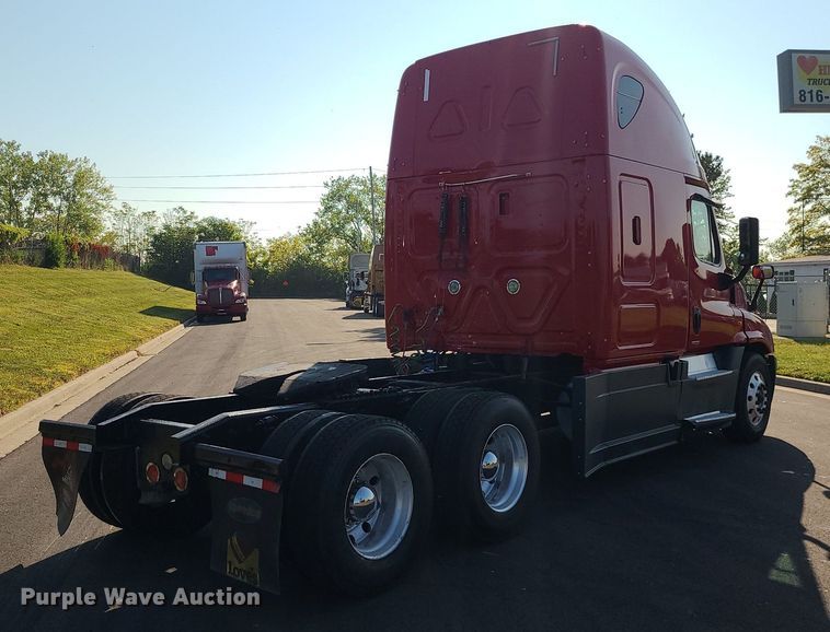 image for item MJ9324 2016 Freightliner Cascadia  semi truck