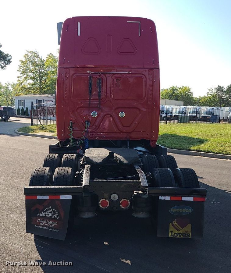 image for item MJ9324 2016 Freightliner Cascadia  semi truck